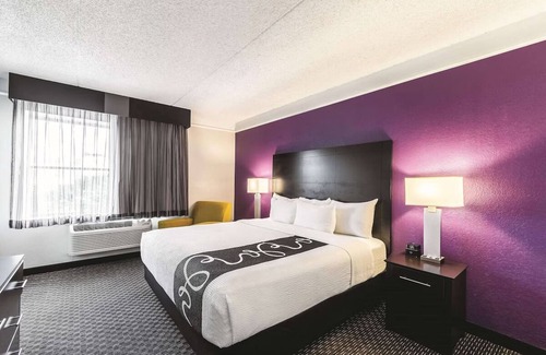 Downtown San Antonio Hotel | Jetted Tub Deluxe King Suite, Pet-Friendly, Near San Antonio Missions Park