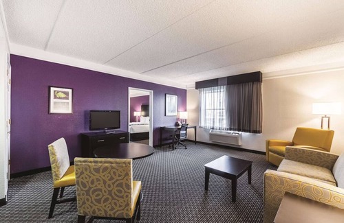Downtown San Antonio Hotel | Jetted Tub Deluxe King Suite, Pet-Friendly, Near San Antonio Missions Park