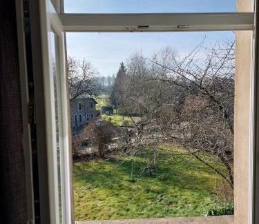 Vresse-sur-Semois Hotel | Jeux de Goûts: Pet-Friendly Oceanfront Retreat with Breakfast