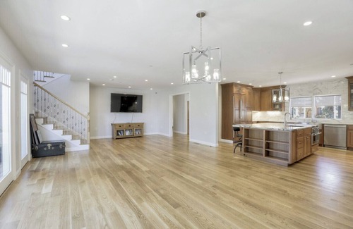 Burlingame House | Discover the Jewel in Burlingame: Family-Friendly Retreat