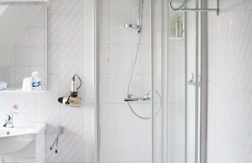 Zelzate Hotel | Convenient JFK Hotel Zelzate with Breakfast & Kitchen Access