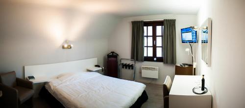 Zelzate Hotel | Convenient JFK Hotel Zelzate with Breakfast & Kitchen Access