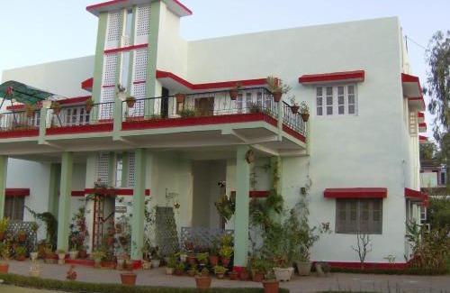 Bhopal House | Cozy Jheelam Homestay: Family-Friendly with Dining Options