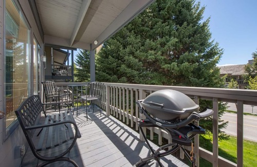 Teton Village Condo | Elegant Second Floor Condo with Pool in Teton Village
