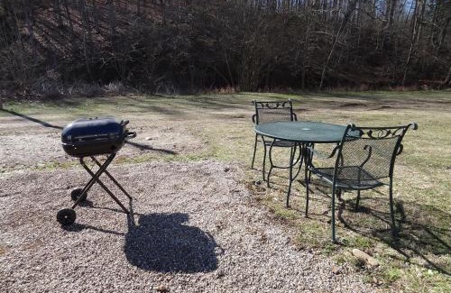 Mount Ida Hotel | Cozy King Guest Room at Joplin Inn with Pool & Pet-Friendly