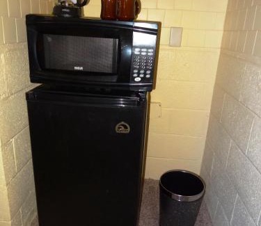 Mount Ida Hotel | Comfortable Queen Room at Joplin Inn near Mountain Harbor
