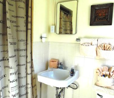 Mount Ida Hotel | Comfortable Queen Room at Joplin Inn near Mountain Harbor