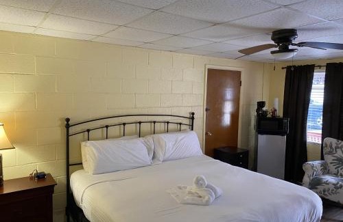 Mount Ida Hotel | Comfortable Queen Room at Joplin Inn near Mountain Harbor