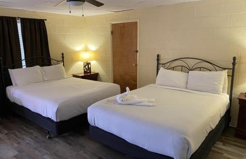 Mount Ida Hotel | Comfortable Queen Room with Pool & Breakfast Access