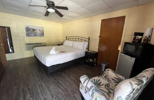 Mount Ida Hotel | Comfortable King Guest Room at Joplin Inn with Pool Access