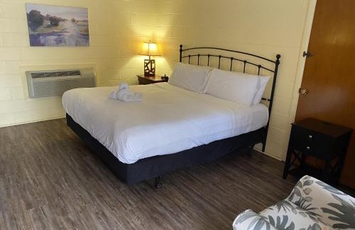 Mount Ida Hotel | Comfortable King Guest Room at Joplin Inn with Pool Access