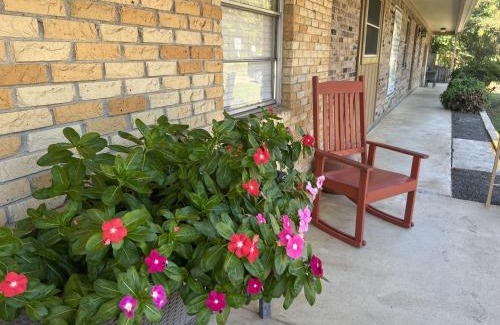Mount Ida Hotel | Comfortable Queen Room at Joplin Inn with Pool Access