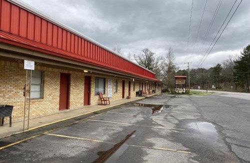 Mount Ida Hotel | Comfortable Queen Room at Joplin Inn with Pool Access