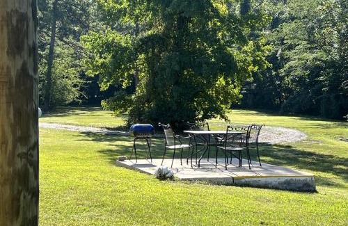 Mount Ida Hotel | Comfortable Queen Guest Room at Joplin Inn with Pool