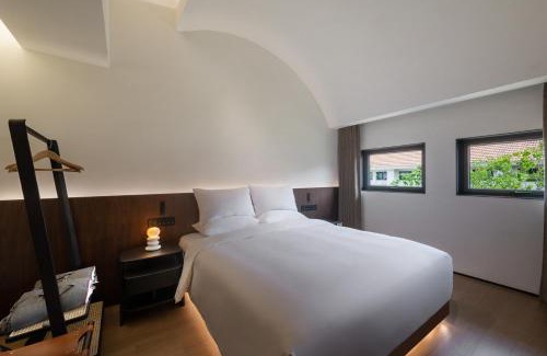 Kunshan Hotel | Elegant Jiangnan House by Yangcheng Lake in Kunshan
