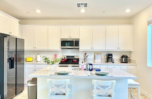 Westmont House | Jie's Choice — Luxury New 4b3b Pomona Hideaway