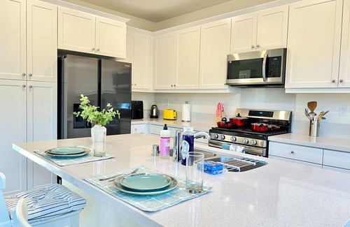 Westmont House | Jie's Choice — Luxury New 4b3b Pomona Hideaway