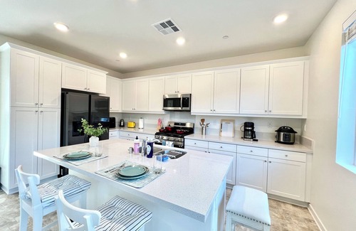 Westmont House | Jie's Choice — Luxury New 4b3b Pomona Hideaway