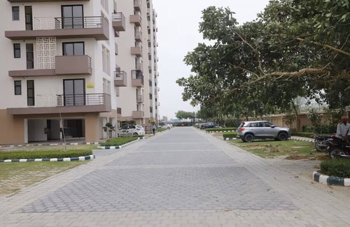 Vrindavan Apartment | Jigyasa Comfy Studio in Vrindavan near Bankebihari Prem Mandir AC Balcony kitchn
