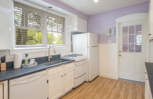 Long Beach Cottage | Beach Cottage Retreat with Hot Tub and Family-Friendly Amenities