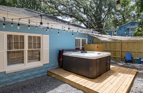 Long Beach Cottage | Beach Cottage Retreat with Hot Tub and Family-Friendly Amenities