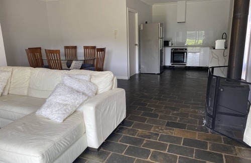Jilliby House | Jilliby Guesthouse: Family-Friendly Retreat with Spa & Pool