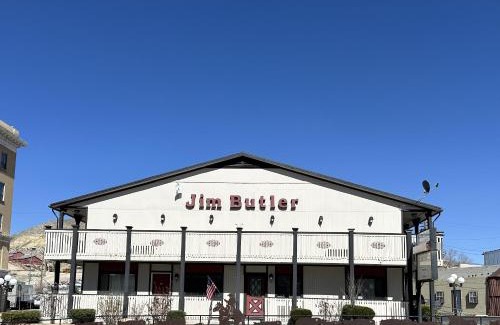 Tonopah Hotel | Pet-Friendly Jim Butler Inn & Suites with Pool Access