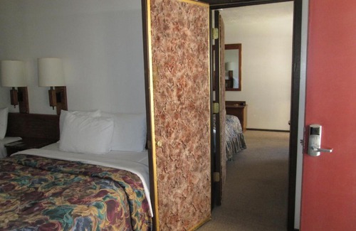 Tonopah Hotel | Pet-Friendly Jim Butler Inn & Suites with Pool Access
