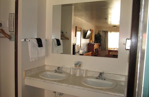 Tonopah Hotel | Family-Friendly Stay at Jim Butler Inn & Suites with Pool
