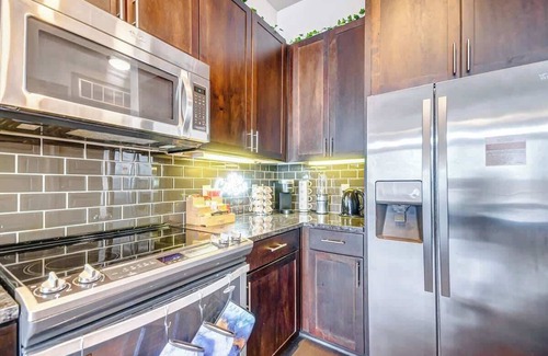 East Downtown Houston Apartment | Jim's Suite Retreat S