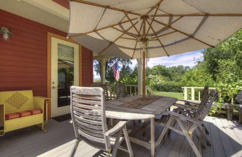 Geyserville House | Relaxing Retreat at JimTown in Alexander Valley