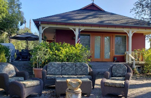 Geyserville House | Relaxing Retreat at JimTown in Alexander Valley