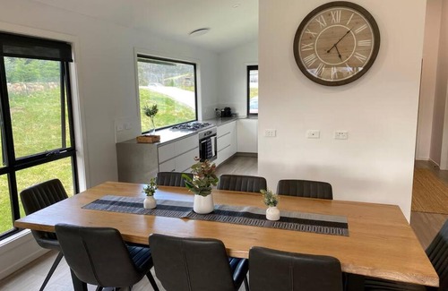 East Jindabyne House | Top-Rated Jindabyne House: Alpine Views & Cozy Fireplace