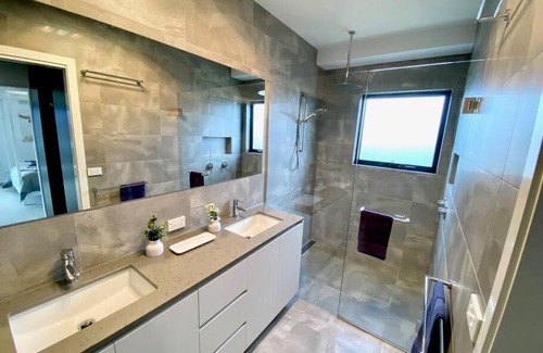 East Jindabyne House | Top-Rated Jindabyne House: Alpine Views & Cozy Fireplace