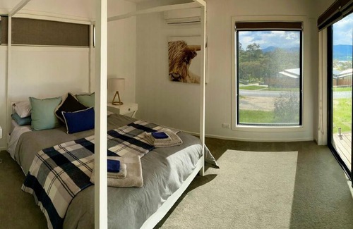 East Jindabyne House | Top-Rated Jindabyne House: Alpine Views & Cozy Fireplace