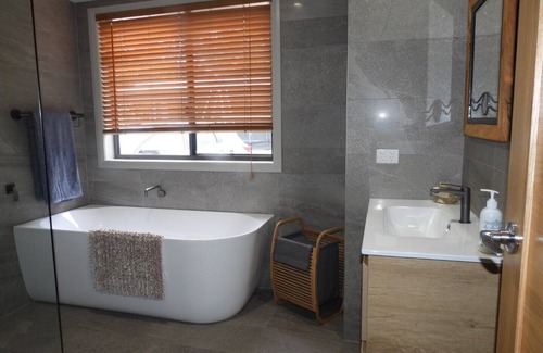 Dundee House | Explore Nature at Jindalee Offgrid Rural Home
