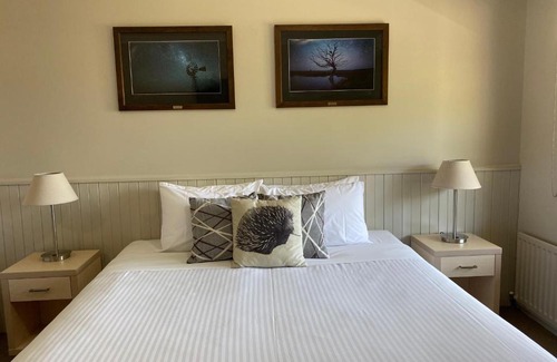Jindabyne Hotel | Discover Jindy Inn: 4-Star Comfort with Kitchen & Breakfast