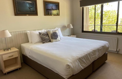 Jindabyne Hotel | Discover Jindy Inn: 4-Star Comfort with Kitchen & Breakfast