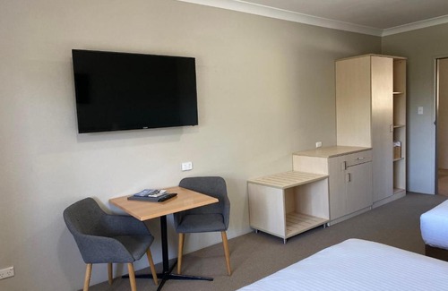 Jindabyne Hotel | Discover Jindy Inn: 4-Star Comfort with Kitchen & Breakfast