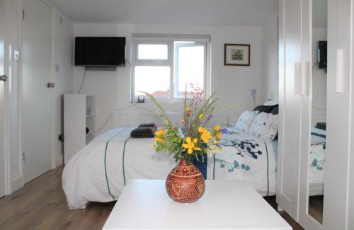 Jubilee Apartment | Discover Jing's Loft: A Guest-Favored Studio Retreat