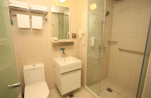 Yuzhong Hotel | Convenient Jinjiang Inn Select near Caiyuanba Railway Station