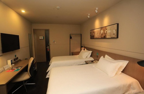 Yuzhong Hotel | Convenient Jinjiang Inn Select near Caiyuanba Railway Station