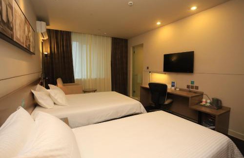Yuzhong Hotel | Convenient Jinjiang Inn Select near Caiyuanba Railway Station