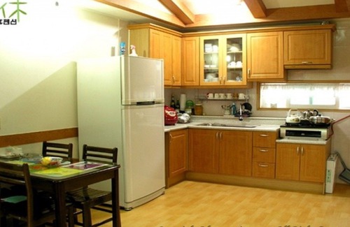 Jinju House | Eco-Friendly Jinju White House: Family-Friendly Retreat