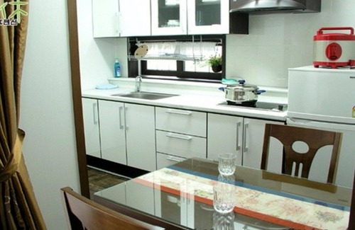 Jinju House | Eco-Friendly Jinju White House: Family-Friendly Retreat