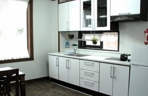 Jinju House | Eco-Friendly Jinju White House: Family-Friendly Retreat