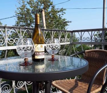 Mtsvane Kontskhi House | Oceanfront Jintcharadze Inn with Family-Friendly Amenities