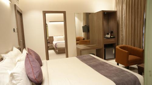 Shirdi Hotel | Relax at Jivanta Shirdi: Family-Friendly with Pool & Dining