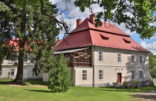Bohumilice Apartment | Oceanfront Escape at Jizdarna Zamek Skalice - 9.5/10 Rated