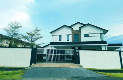 Kuching Villa | Family-Friendly Stay at JJ Homestay - Stapok, 4 Stars